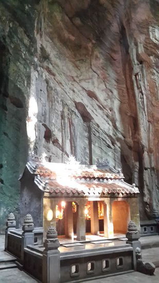 Kleiner Tempel in einer Höhle...