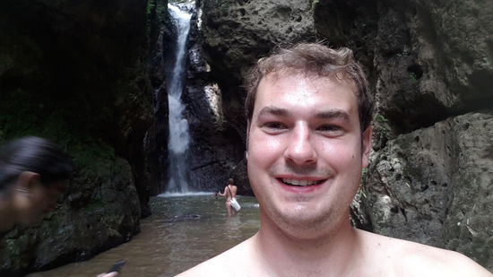 Im Vordergrund ich, im Hintergrund Wasserfall...