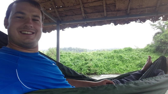 In der Hängematte am Fluss bei einer Tasse Tee, im trockenen, wartete ich bis der Regen vorüber war...  