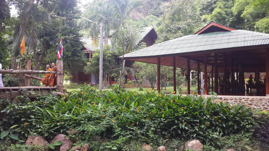 Rechts der Tempel in dem meditiert wurde...