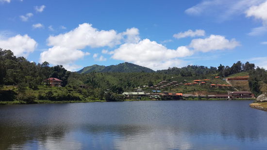Boxenstop an einem See in einem chinesischen Dorf nahe an der Grenze zu Myanmar... natürlich hab ich dort am see auch chinesisch in einem Restrant direkt am See gegessen...