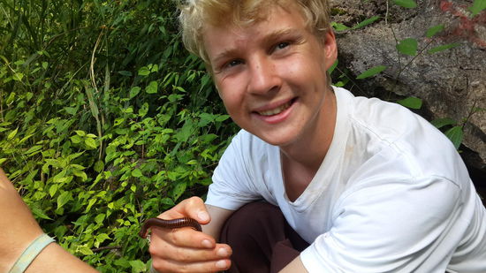 Jonas mit Tausendfüßler...