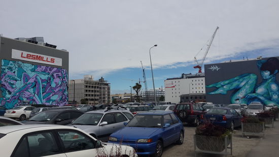 Typisch für das Stadtbild, große Freiflächen, Kunstwerke und Baukräne...