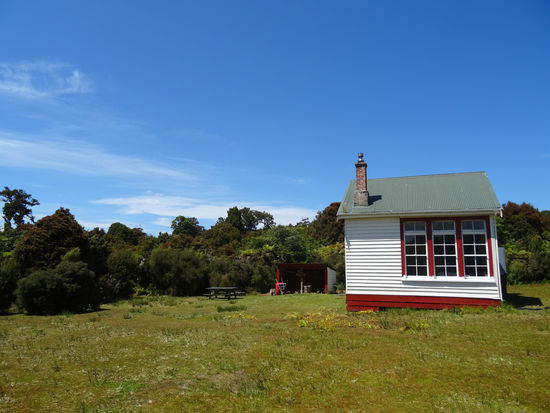 Port Craig School Hut, das letzte erhaltene Gebäude eines Holzfäller Dorfes dient nun als Hütte...  