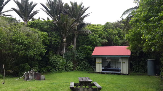 Campingplatz, mit Feuerstelle, Wasser, Toilette, Sitzplätzen...