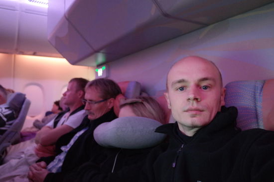 Die Nacht im Airbus 380 von Dubai nach Singapur... ich habe keine Ahnung wie mein "Nackenkissen" nach vorne gewandert ist 
Das Personal von Emirates ist übrigends super!!! Dafür die Klimatisierung total für die Füße... KALT 