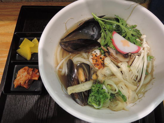 In Korea scheint es eher auf den Geschmack der Grundprodukte anzukommen (ähnlich wie vielleicht in Japan - nur gehört). Meine Frage nach "something spicy" oder "soy sauce" wurde jedenfalls immer verneint.