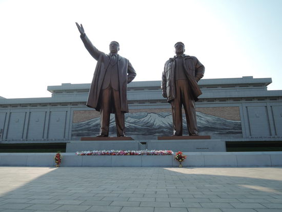 Statuen von Nordkoreas Großer Führer und Gelieber Führer