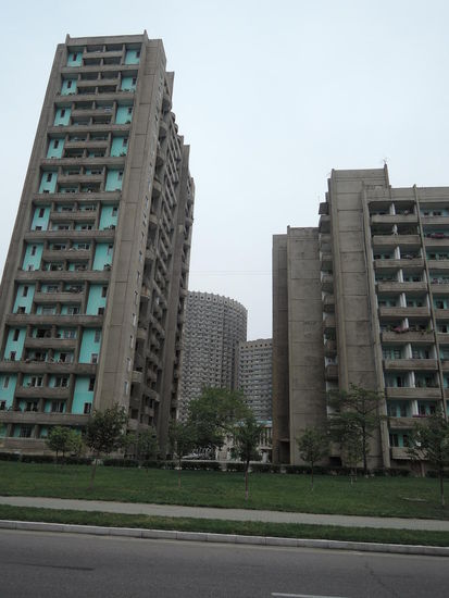 Häuser in Pjöngjang - vergrößert man das Bild, sieht man, in welch erbärmlichem Zustand sie sind.