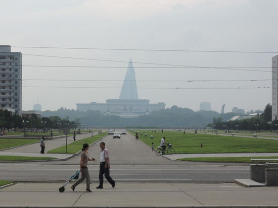 Vor dem Ryugyong Hotel stehen die Riesenstatuen der beiden Chefs in Sichtachse zum ...