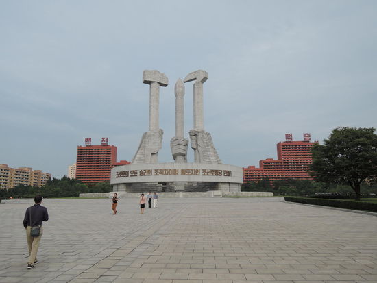 ... Denkmal zum 50. Jahrestag der Gründung der Partei. Alle Zahlen (Höhe, Entfernung zu den Statuen, Durchmesser des Rings) sind voller Symbolik: Pjöngjang ist gebaute Utopie.