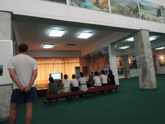 Punkt 18:00 Uhr versammelten sich alle Angestellten des Buchladens vor dem Fernseher, um eine Doku über Kim Jong Il zu schauen (eine rannte sogar halb zum Fernseher), die mindestens 15 Jahre alt war und sicher morgen nochmal kommt.