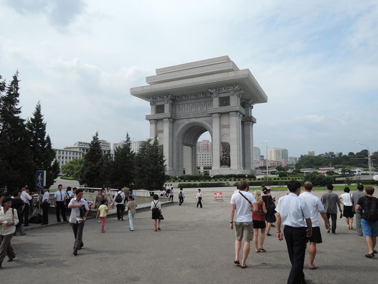 "Was wünscht Du Dir neben dem Juche-Turm noch zum 70., Vati?"
"Nur was kleines, ich bin doch so bescheiden."