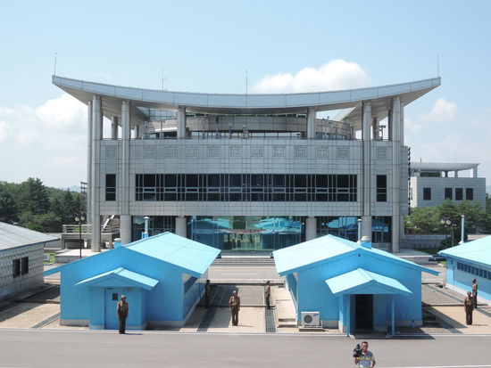 Reisegruppen ab einer gewissen Größe werden die ganze Zeit gefilmt (rechts unten).
