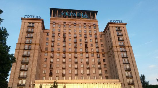 Hieß zu Sowjetzeiten Hotel Moskau, später Hotel Europa und jetzt eben Hotel Ukraine - von hier haben damals die Scharfschützen die Leute auf dem Maidan beschossen.
