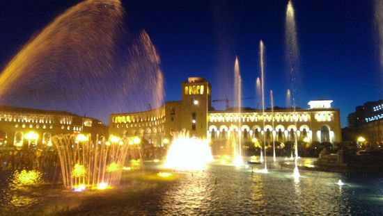 Platz der Republik des Abends. Viele junge Leute und Familien genossen hier den Sonntagabend - ohne Alkohol, ohne Verkaufsstände, ohne Pack - sehr schön.