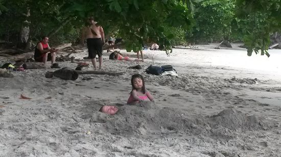 Vati schläft - Strand im Manuel Antonio.