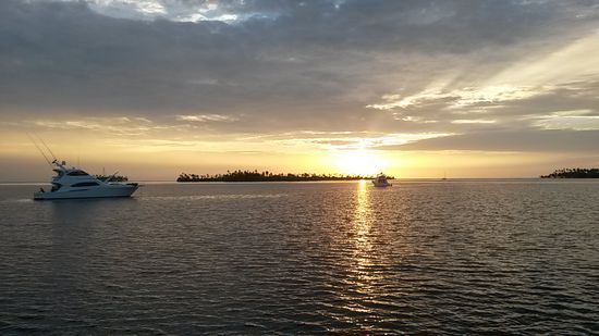 Vor Anker. Die Luxusyacht im Bild beeindruckte uns abends immer mit ihrem wechselnden Farbenspiel (verschiedene Stellen des Bootes oder auch das Meer konnten mit wechselnden Farbtönen illuminiert werden).