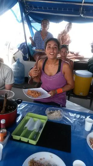 Francia bei der Essensausgabe.