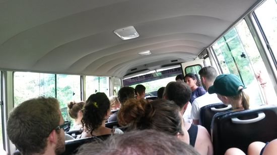 24 Leute in einem winzigen Bus.
