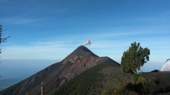 Was morgens nur nach ein bisschen Rauch aussah, macht des Nachts richtig was her - leider keine Fotos.