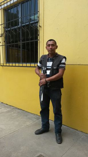 Häufiges Bild in Guatemala: Security mit Pumpguns (vor Banken, Tankstellen, aber auch zum Schutz vor Räubern auf dem Beifahrersitz von LKWs).