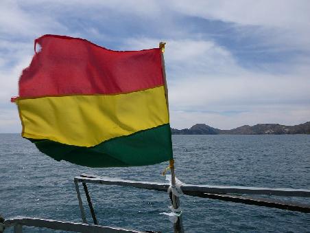 Die Flagge von Bolivien auf unserem Schiff auf dem Titicacasee