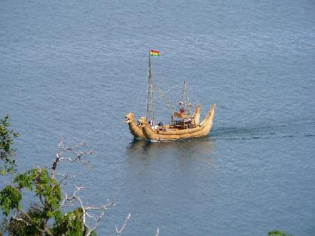 Drachenschiff auf dem See.