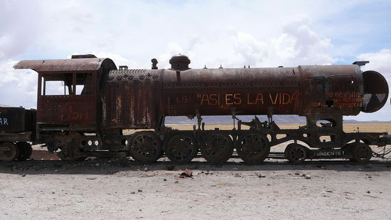Unsere erste Attraktion auf der Tour war der Eisenbahnfriedhof, ca. 15 Minuten von Uyuni entfernt.