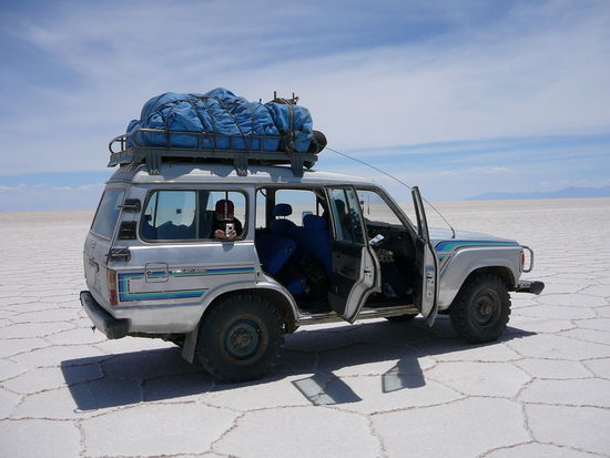 Pause auf dem Salzsee. Durch die Kristallisation haben sich unzählige Sechsecke gebildet.