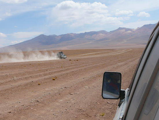 Die Fahrt war meist einfach querfeldein. Durch das viele Befahren haben sich dann Spurrinnen gebildet. Insgesamt haben wir ca. 1000km zurückgelegt.