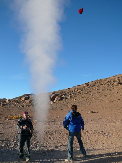 Besuch von Geysieren. Die Kraft wird hier durch den Kappenflugversuch getestet.