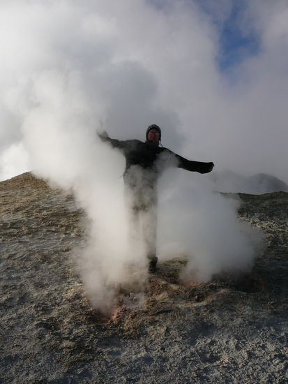 Speziell hier war, dass man ganz nah an die Geysiere ran konnte, es gab überhaupt keine Sicherheitsvorschriften. Die Gase waren ziemlich heiss und stinkten fürchterlich nach faulen Eiern.
