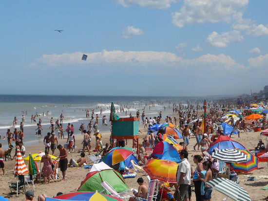 Strand in Villa Gesell an einem schönen Tag. (Es gab auch ruhigere Plätzchen)