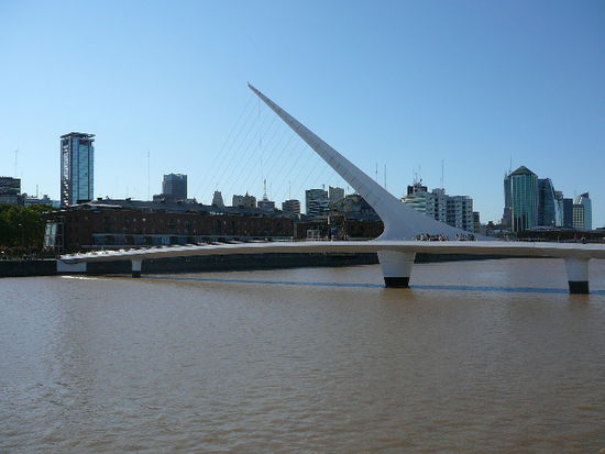 Puerto Madero in Buenos Aires mit der Fussgängerbrücke von Calatrava.