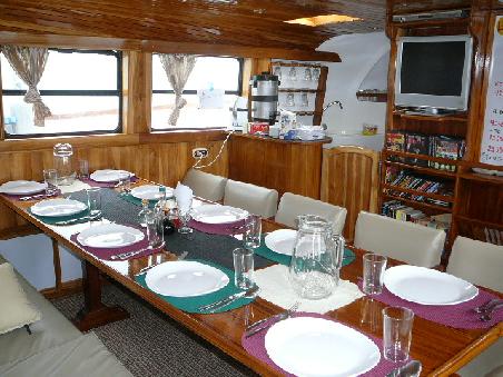 Der Essraum auf unserem Boot bereit fürs Mittagessen.