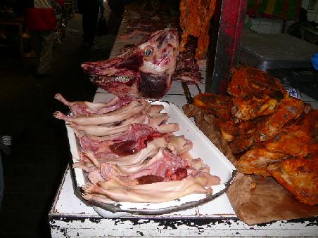 Auf dem Fleischmarkt. Meerschweinchen und Schweineköpfe!