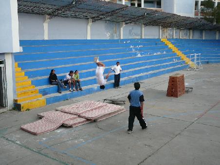 Geräteturnen an einer Schule in Huaraz. Der Barren im Hintergrund ist komplett aus Stahl.