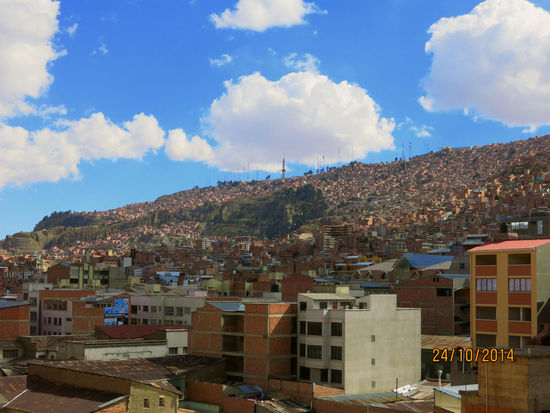 La Paz, umgeben von Bergen und Häusern soweit das Auge reicht