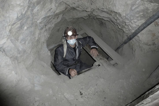 per Holzleiter eine Etage tiefer