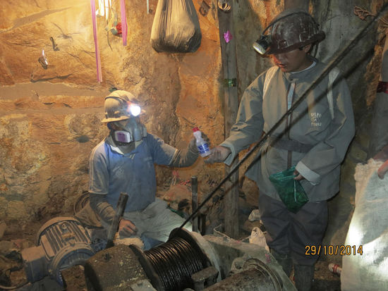 Anstoßen in der Miene