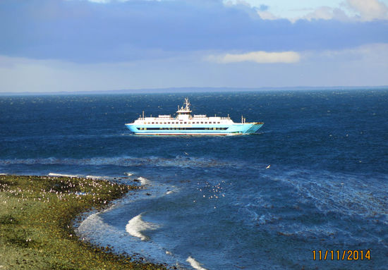 Fähre von der Insel aus gesehen