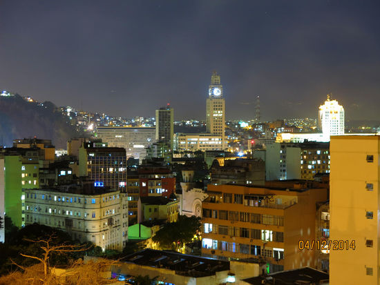 Rio bei Nacht von der Dachterrasse aus