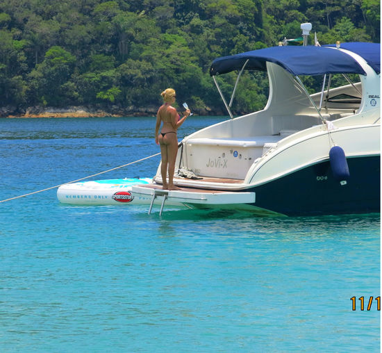 Geschichte hinter diese  Foto: 
Beim Bootsausflug zu einigen Stränden der Insel, legten wir auch an jenem an wo ein älterer Herr auf einem großen Motorboot mit der jungen Dame vom Bild oben, sehr klischeehaft zu lauter Musik tanzte und beide tranken Sekt od. Champagner aus Gläsern und zu guter Letzt hat er sie auch noch abgeduscht. Alles natürlich gut sichtbar für alle andere  Boote die dort ebenfalls angelegt haben ....