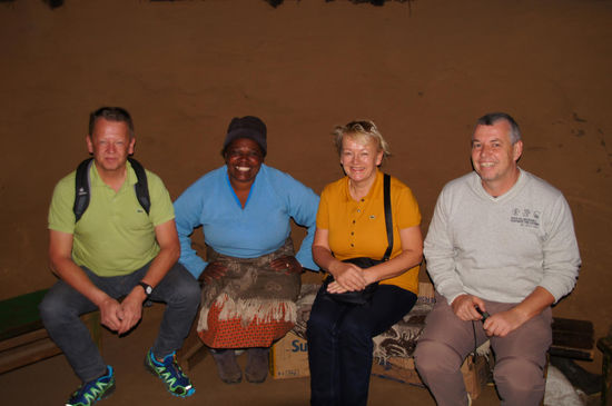 Reinhard und meine Eltern in einer traditionellen Hütte in Lesotho