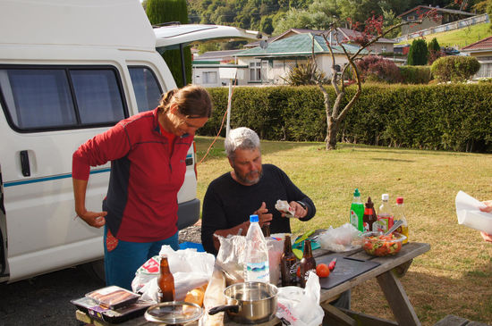 Brigitta und Ossi beim Vorbereiten