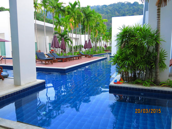 von der Terrasse in den Pool