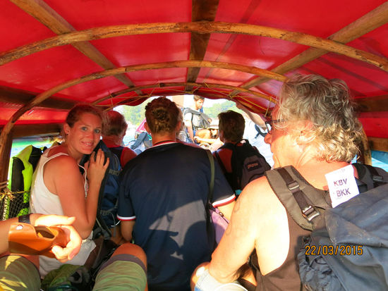 am vollbepackten Logtailboot die letzten Meter zur Insel