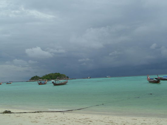 Gewitterwolken- aber da sieht man wie schoen das Wasser ist 