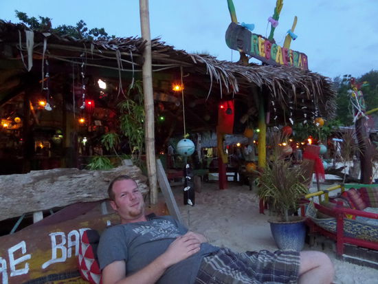 Coole Bar zum Abend beginnen zu lassen. War die erste Bar die damals nachn Tsunami wieder offen hatte. Wurde alles mit Schwaemmholz gebaut.